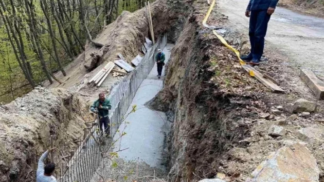 Започна укрепване на пътя между селата Яврово и Добралък (СНИМКИ)