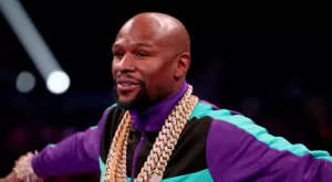 Истински хаос на мач на Мейуедър - масов бой след прекратяване на срещата (ВИДЕО)