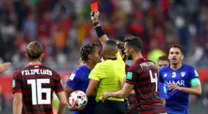 Президент на италиански футболен гранд нахлу на терена и нападна съдия (ВИДЕО)