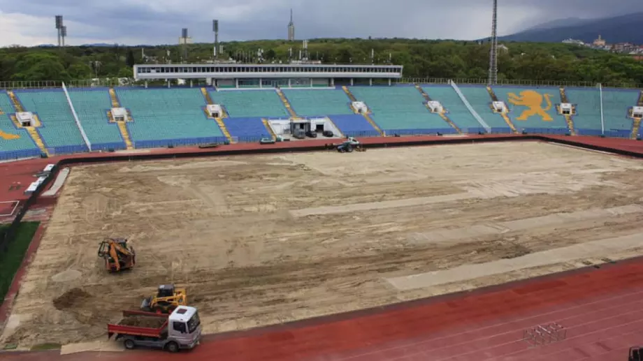 Полагат модерна тревна настилка на Националния стадион "Васил Левски"