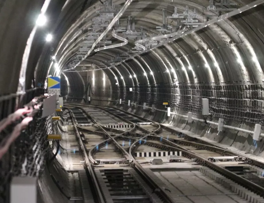 Столичното метро спря за малко заради повредена мотриса