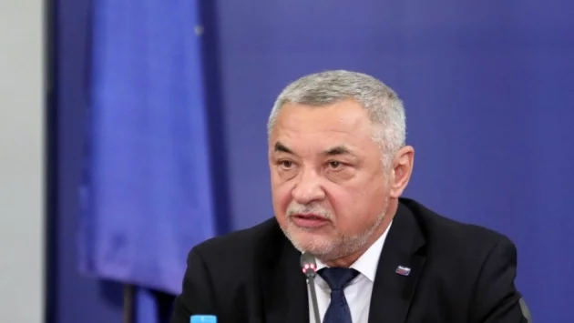 Симеонов: Доган облиташе Черноморието с хеликоптер, за да си избере място