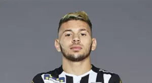 Футболистът, мастурбирал докато гледа съседката си, се извини