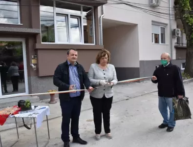 Кметът на Ловеч преряза лентата на нови пет санирани сгради