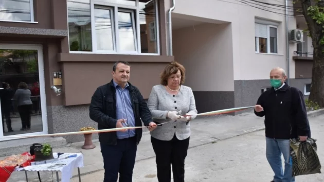 Кметът на Ловеч преряза лентата на нови пет санирани сгради