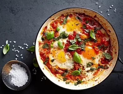Пържени яйца с домати: Бързо и МНОГО вкусно