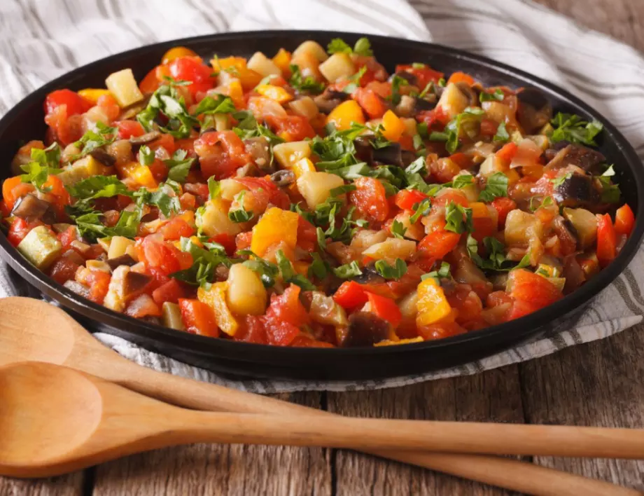 Пикантната гозба на баба с тиквички и чушки