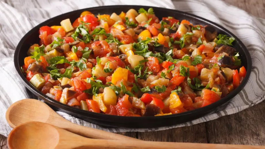 Трябват ви само тиквички и домати за най-вкусната лятна манджа