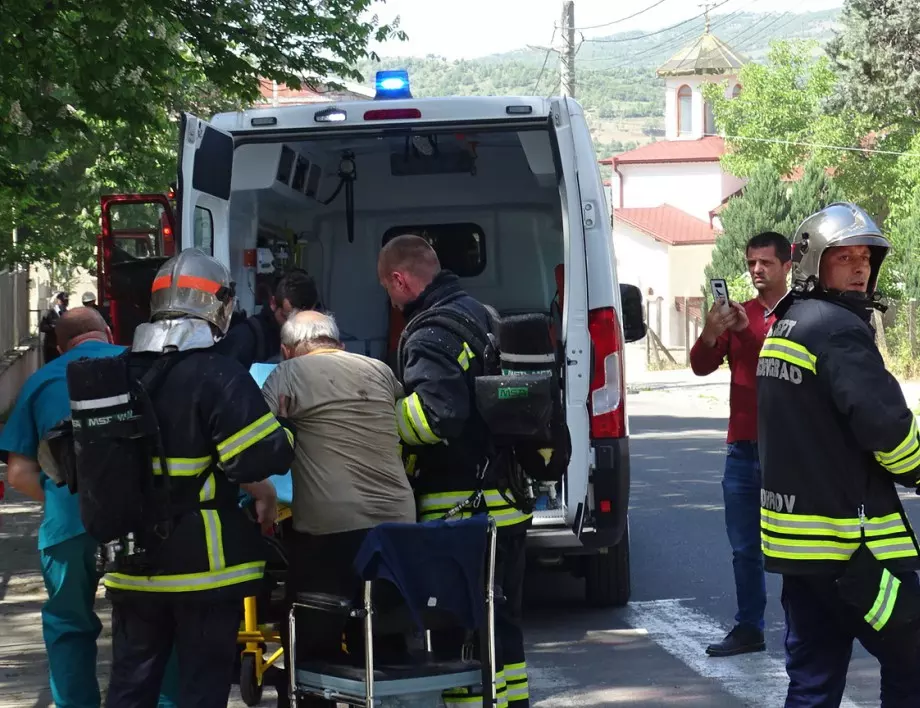 Потушиха пожара в дома в Благоевград, има пострадал