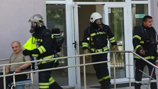 Карантина за пожарникарите, участвали в евакуацията на дома в Благоевград 
