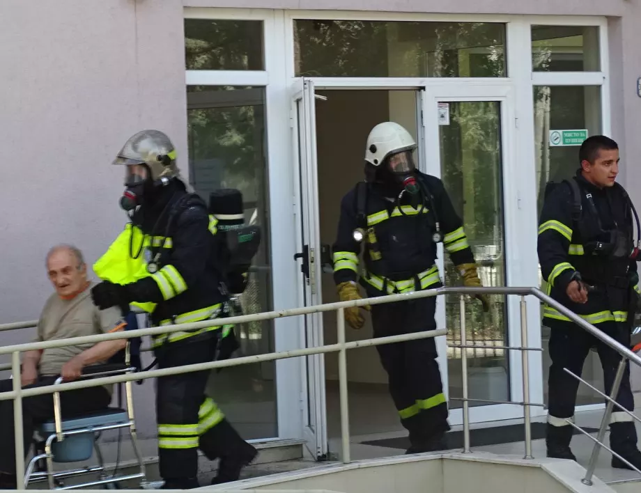 Карантина за пожарникарите, участвали в евакуацията на дома в Благоевград 