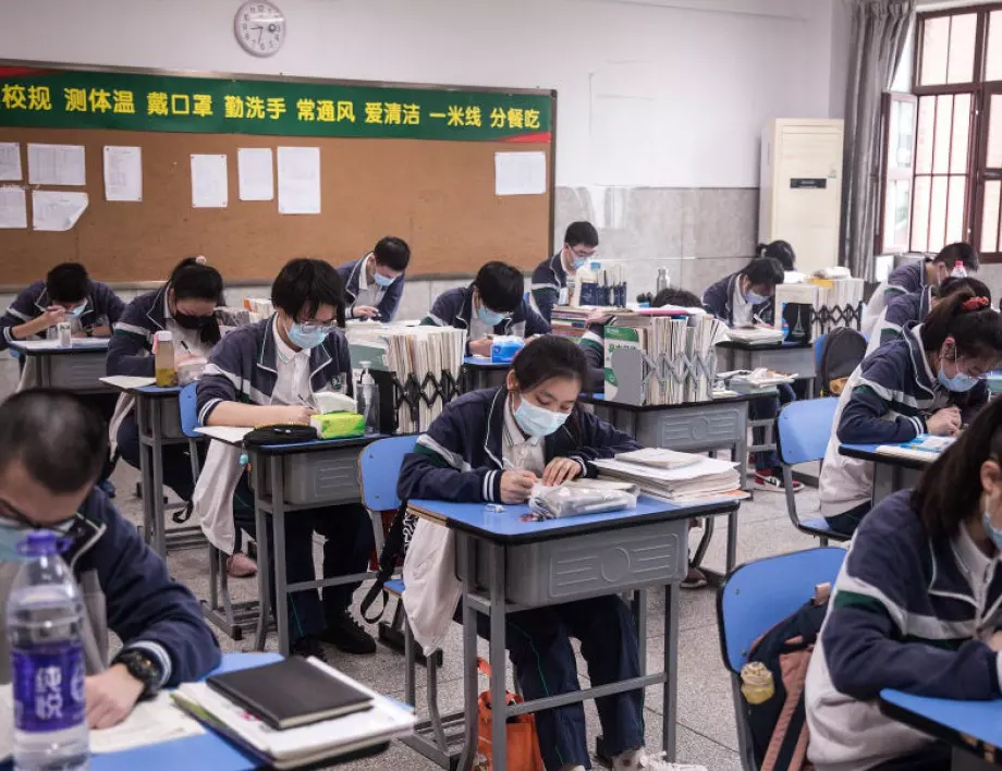 24/7: Електронни гривни информират за температурата на китайските ученици 