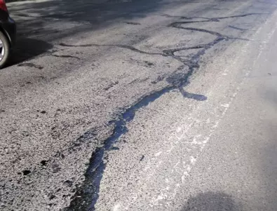 ВИДЕО: Караш през разтопен асфалт в София, търсиш обезщетение 