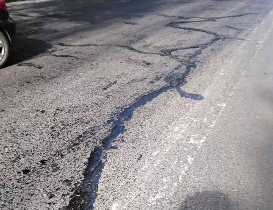ВИДЕО: Караш през разтопен асфалт в София, търсиш обезщетение "по надлежния ред"