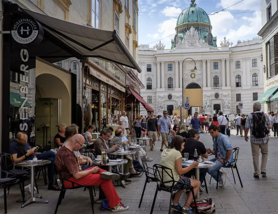 Виена отслабва предпазливо мерките срещу COVID-19 