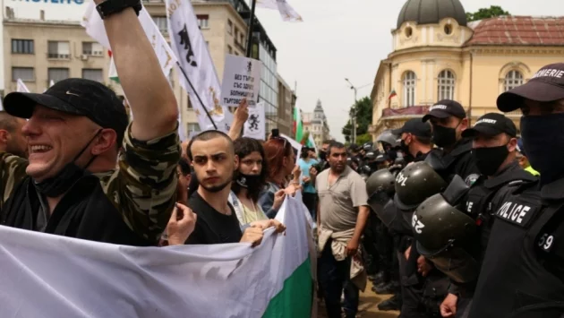 Протестът на "Възраждане" отиде при Горанов, викове "Бойко е боклук" (ВИДЕО)