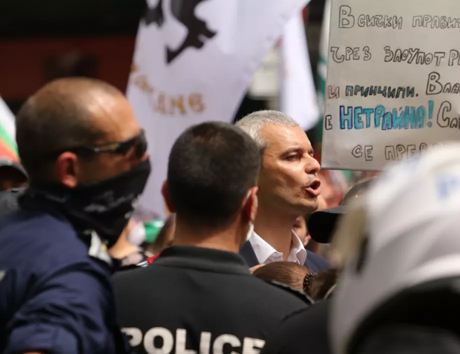 Председателят на "Възраждане" Костадин Костадинов беше задържан докато записваше живо видео