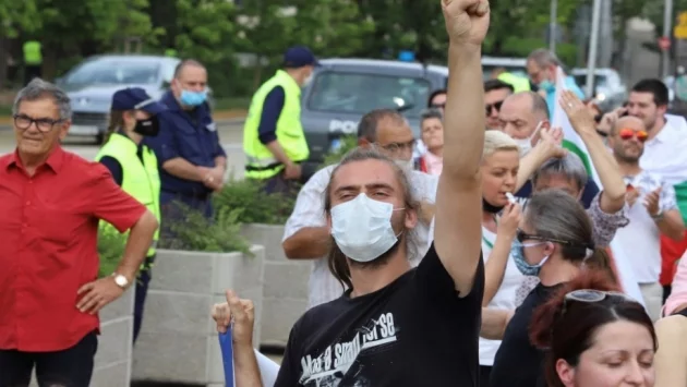 Протестиращите блокираха движението по бул. "Цар Освободител", пред парламента (ВИДЕО)