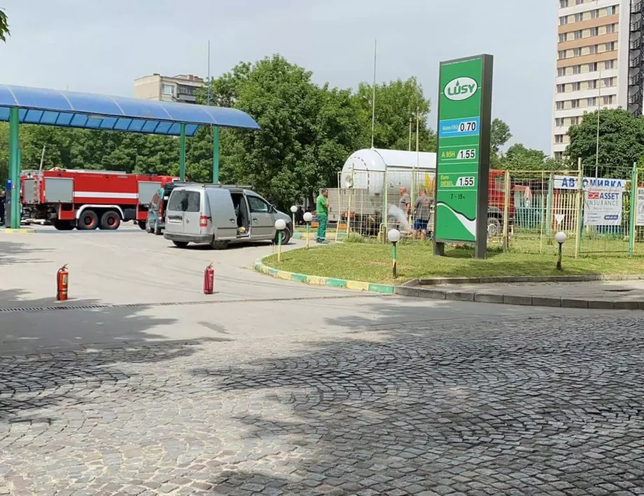 Газ изтича от цистерна на бензиностанция в Пловдив, обезопасяват я