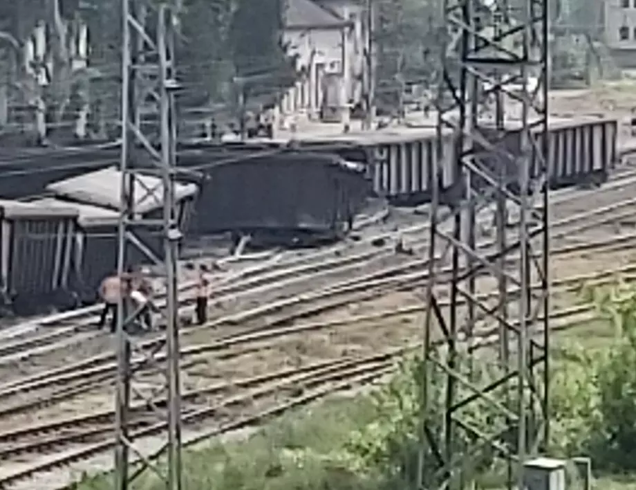 Разследват причините за дерайлирането на влака по жп пътя Русе - Каспичан
