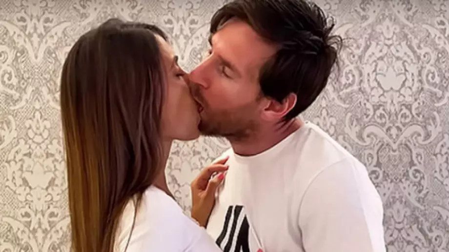 ВИДЕО: Осмяха Меси за начина, по който целува жена си