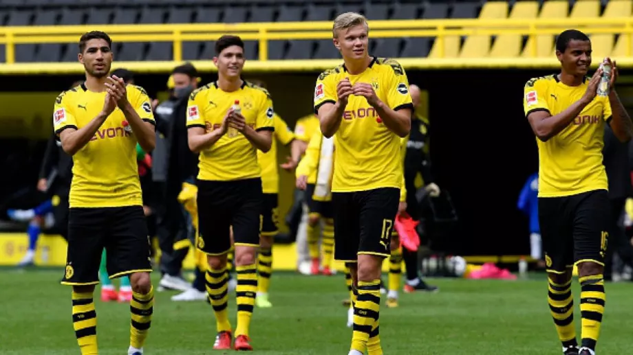 ВИДЕО: Играчите на Борусия Дортмунд отдадоха почит пред празната "Жълта стена"