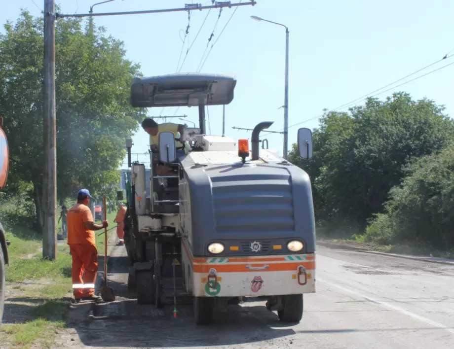 В Плевен и по четвъртокласната пътна мрежа продължават текущите ремонти