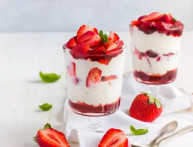 Рецепта за вкусен десерт от ягоди с кисело мляко