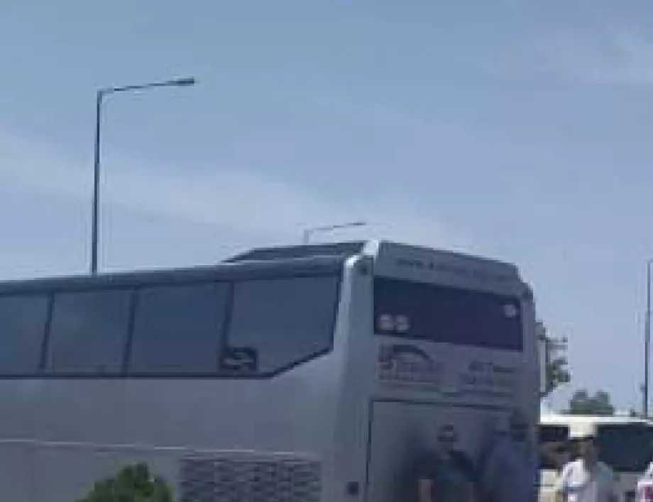 Пияни туристи на гръцки остров крадат обществен автобус и танцуват в него голи 