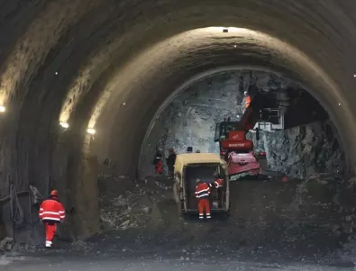 Утре шофьорите да карат с повишено внимание в тръбата за София на тунел „Мало Бучино“ на АМ „Струма“