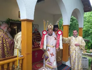 Литургия в манастира в Златна Ливада за празника на Св. Св. Константин и Елена 