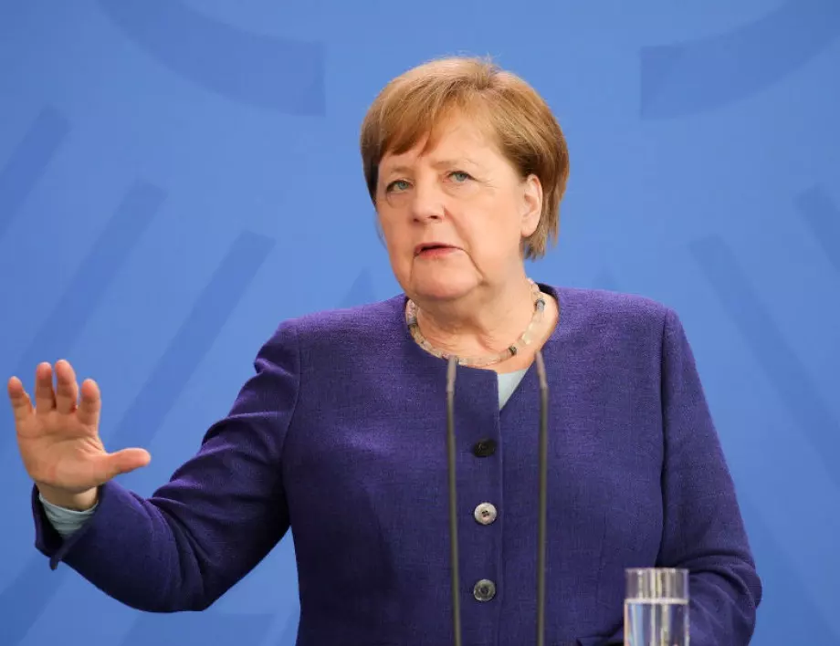 Меркел с маска за пръв път от началото на епидемията 