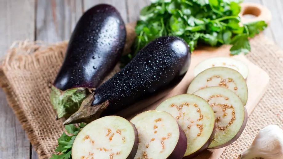 С този хрупкав патладжан с чеснов сос ще забравите за тиквичките