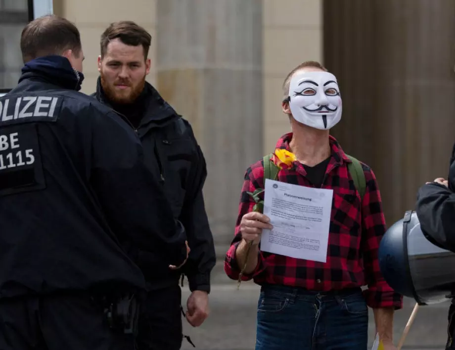 Полицията в Берлин отново разгони протестиращи срещу COVID-мерките