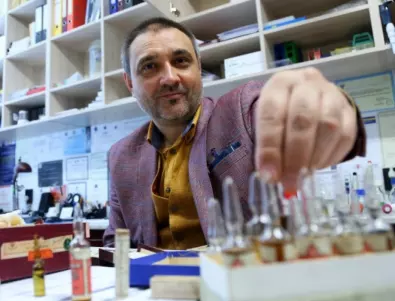 Епидемията ще спре, когато всички се срещнат с коронавируса, смята доцент Чорбанов