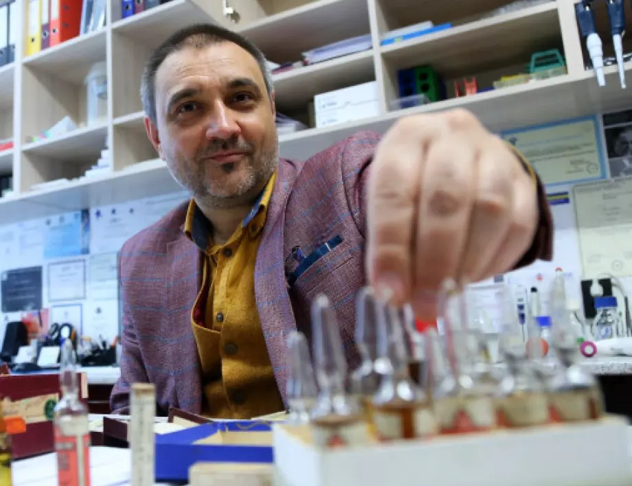 Ръководителят на проекта за българска ваксина срещу COVID-19 е много скептичен за мерките, предупреди за ваксините