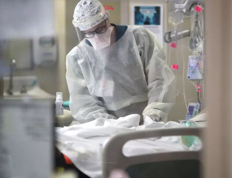 Лекари останаха 33 денонощия в болницата, за да се грижат за болен от коронавирус