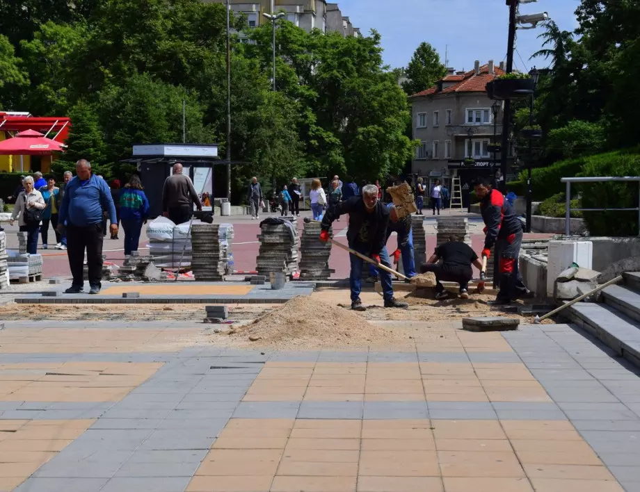 Подменят около 600 кв. м. плочки на центъра в Асеновград