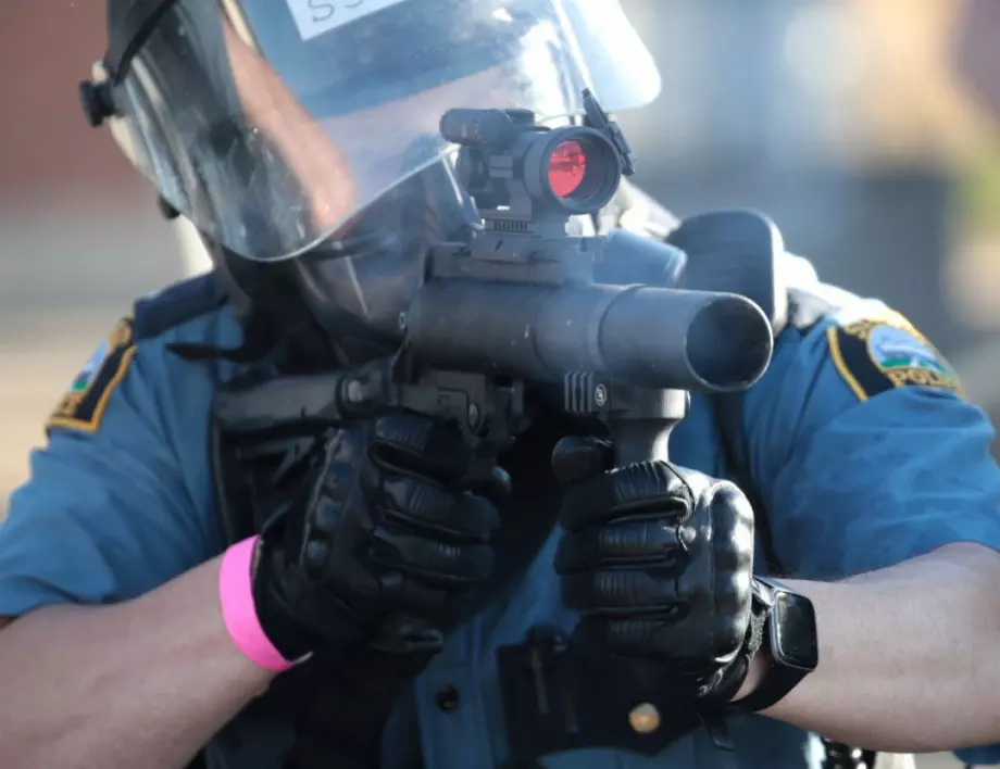Без обвинения срещу полицаи за един от случаите със стрелба, предизвикали бунтове в САЩ