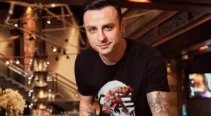 {{ otherArticle[0].article.title }}