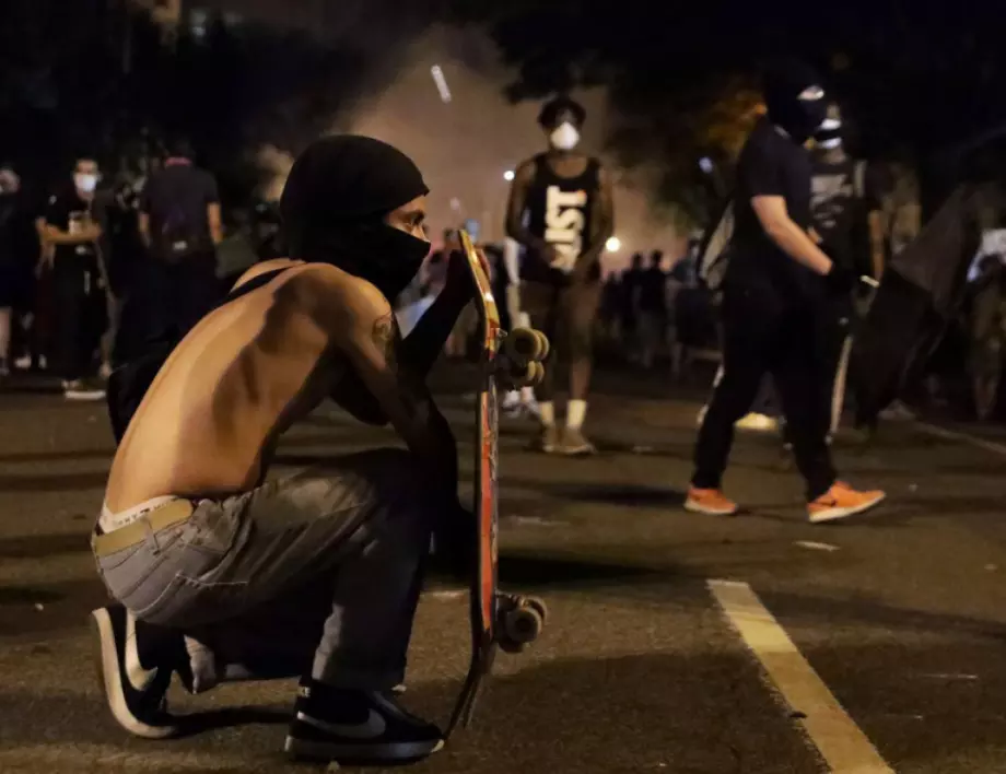 Поредни протести в Минеаполис, след като полицията застреля открил огън срещу нея афроамериканец