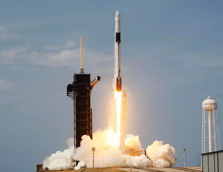 Crew Dragon на SpaceX излетя успешно, Тръмп говори за нови, "велики оръжия" (ВИДЕО)