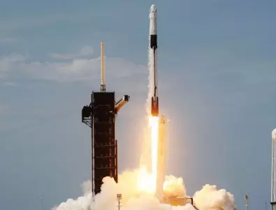 Капсулата на SpaceX потегли към Земята с четирима астронавти (ВИДЕО)