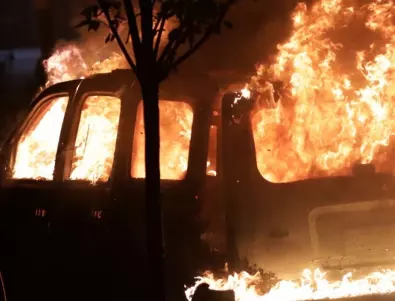Полицаи спасиха 84-годишен от горяща кола в САЩ (ВИДЕО)