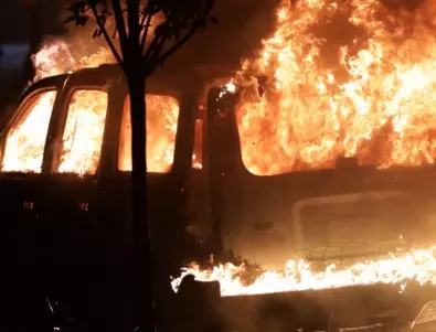 Секунди преди да се взриви: Полицай спаси пиян шофьор от горяща кола (ВИДЕО)