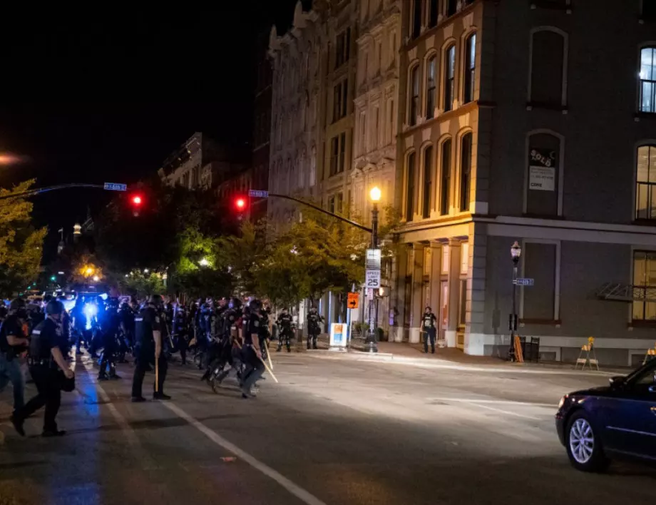 Протестите заради полицейското насилие в САЩ ескалират и излязоха и извън страната (ВИДЕО)