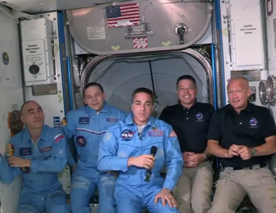 Един от астронавтите от Crew Dragon е пострадал леко при влизането в МКС (ВИДЕО) 