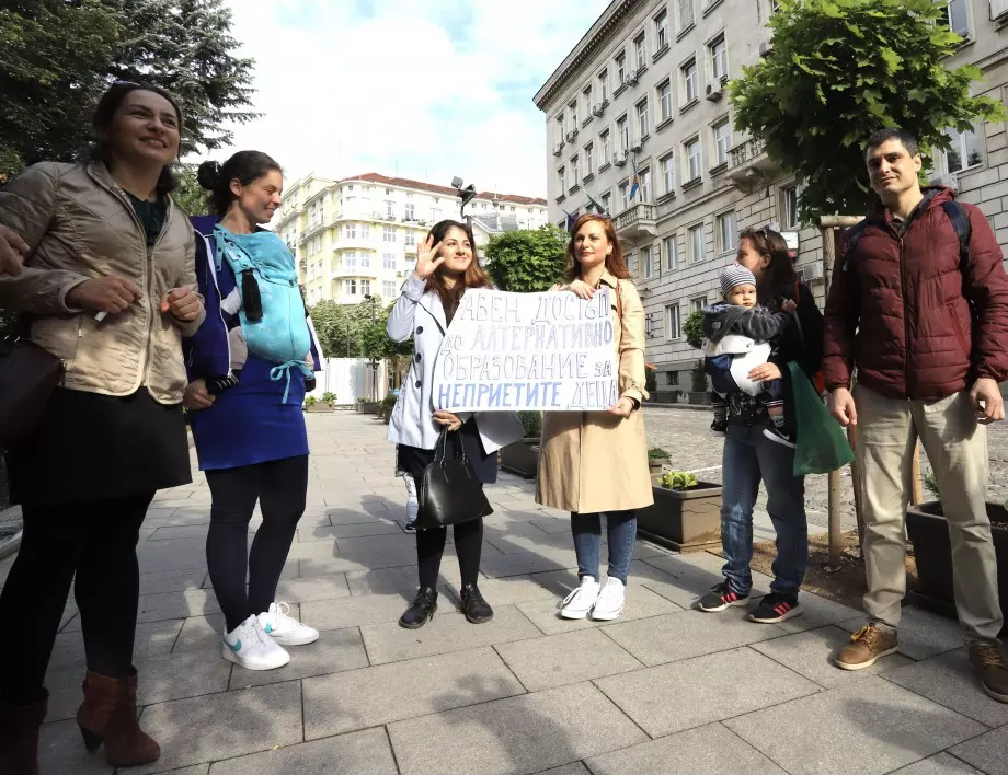 Родители на протест: Кога ще има достатъчно детски градини в София (СНИМКИ)