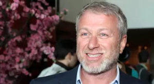 Чрез Челси Абрамович се е застраховал от британски санкции срещу него