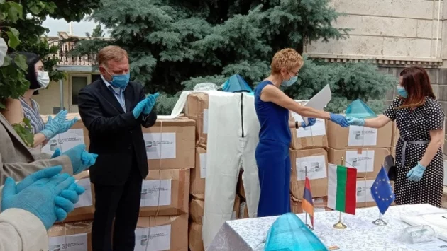 България дари защитни комплекти за борба с коронавируса на Армения и Грузия